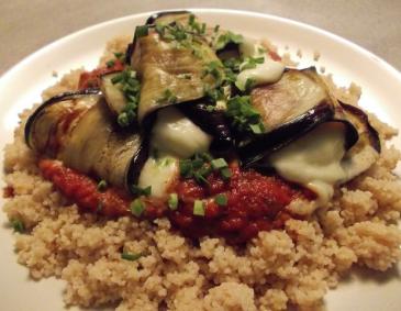 Melanzani-Röllchen mit Paradeissugo auf Couscous Melanzani-Röllchen mit Paradeissugo auf Couscous