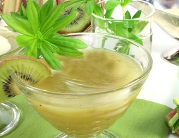 Maibowle mit Kiwis Maibowle mit Kiwis