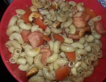 Nudelsalat mit karamellisierten Cashew-Kernen Nudelsalat mit karamellisierten Cashew-Kernen