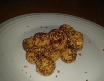 Dattel-Zimt-Bällchen mit Walnüssen Dattel-Zimt-Bällchen mit Walnüssen
