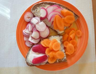 Karotten-Radieschenbrot Karotten-Radieschenbrot