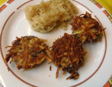 Gebratene Blunze im Kartoffel-Mantel mit Sauerkraut Gebratene Blunze im Kartoffel-Mantel mit Sauerkraut