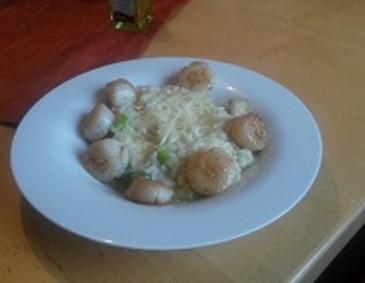 Spargelrisotto mit gebratenen Jakobsmuscheln Spargelrisotto mit gebratenen Jakobsmuscheln