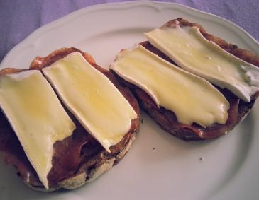 Brie-Salami-Toast Brie-Salami-Toast