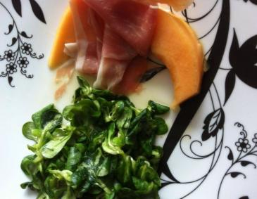 Zuckermelone mit Rohschinken und Vogersalat Zuckermelone mit Rohschinken und Vogersalat