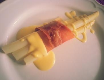 Spargel in Rohschinken mit Sauce Hollandaise Spargel in Rohschinken mit Sauce Hollandaise
