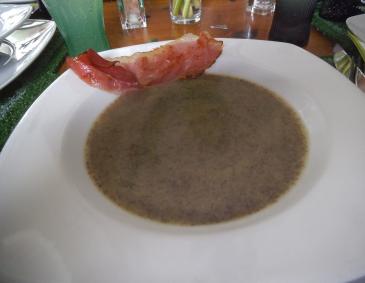 Kartoffelsuppe mit Mohn und Speckstreifen Kartoffelsuppe mit Mohn und Speckstreifen
