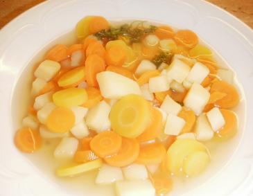 Klare Karotten-Kartoffel-Suppe Klare Karotten-Kartoffel-Suppe