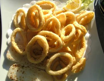 Calamari fritti mit Polenatschnitten Calamari fritti mit Polenatschnitten