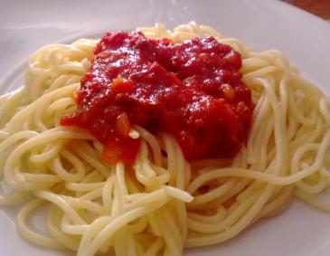 Spaghetti mit Tomaten-Basilikumsauce Spaghetti mit Tomaten-Basilikumsauce