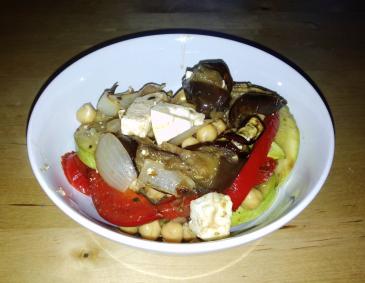 Warmer Gemüse-Salat mit Kichererbsen und Schafkäse Warmer Gemüse-Salat mit Kichererbsen und Schafkäse