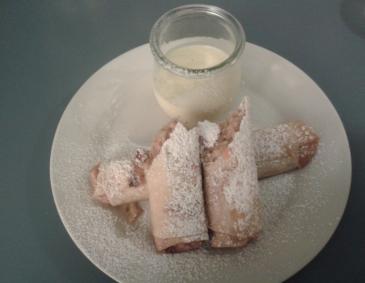 Apfelröllchen mit Vanillesauce Apfelröllchen mit Vanillesauce