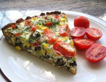 Quiche mit Champignons, Mais, Zwiebel und Tomaten Quiche mit Champignons, Mais, Zwiebel und Tomaten