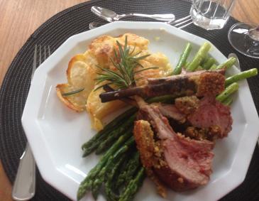 Gratinierter Lammrücken mit Spargel und Erdäpfelgratin Gratinierter Lammrücken mit Spargel und Erdäpfelgratin