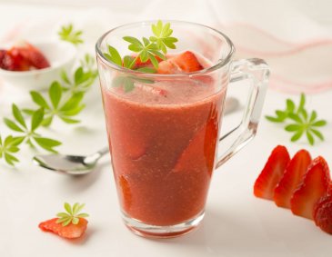 Waldmeister-Erdbeeren-Kaltschale