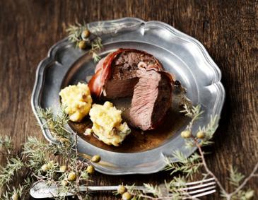 Hirschsteak im Speckmantel mit Maronipolenta
