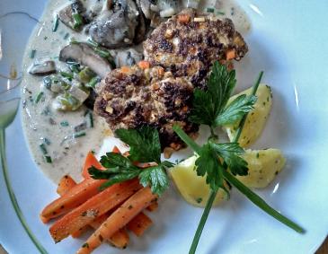 Faschierte Laibchen mit Champignon-Sauce und Gemüse Faschierte Laibchen mit Champignon-Sauce und Gemüse