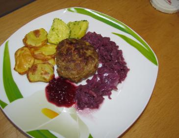 Faschierte Laibchen mit Kartoffelchips und Blaukraut Faschierte Laibchen mit Kartoffelchips und Blaukraut