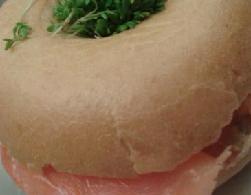 Frischkäse-Lachs-Bagel mit Kresse Frischkäse-Lachs-Bagel mit Kresse