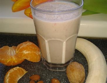Früchteshake mit Nüssen Früchteshake mit Nüssen