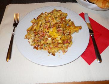 Geröstetes Knödel mit Wurst und Ei Geröstetes Knödel mit Wurst und Ei