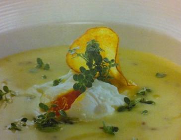 Joghurt-Kartoffelsuppe mit pochiertem EI Joghurt-Kartoffelsuppe mit pochiertem EI