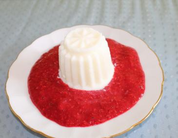 Kokospudding auf Himbeerspiegel Kokospudding auf Himbeerspiegel