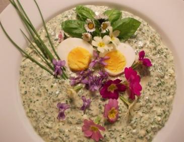 Kräuter-Joghurt-Sauce mit Blüten-Dekor Kräuter-Joghurt-Sauce mit Blüten-Dekor