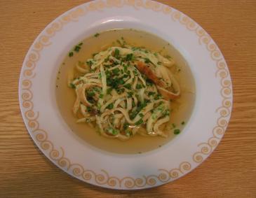 Kräutersuppe mit Schnittlauchpalatschinken Kräutersuppe mit Schnittlauchpalatschinken