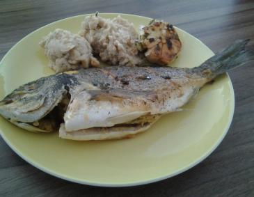 Dorade gefüllt mit Oliven und Knoblauch Dorade gefüllt mit Oliven und Knoblauch