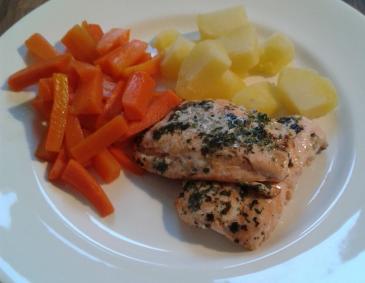 Lachs in Kräuterkruste mit glacierten Karotten und Salzkartoffeln Lachs in Kräuterkruste mit glacierten Karotten und Salzkartoffeln