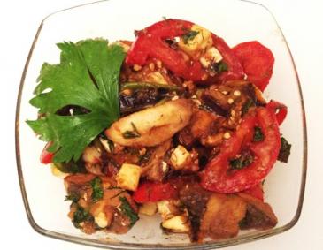 Melanzani Salat mit Champignons, Feta und Mozzarella Melanzani Salat mit Champignons, Feta und Mozzarella