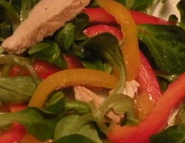Paprika-Vogerlsalat mit Hendelstreifen Paprika-Vogerlsalat mit Hendelstreifen