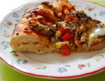 Pizza mit gefülltem Rand Pizza mit gefülltem Rand