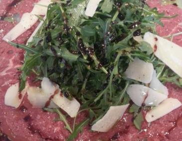 Rindercarpaccio mit Rucola und Parmesan Rindercarpaccio mit Rucola und Parmesan