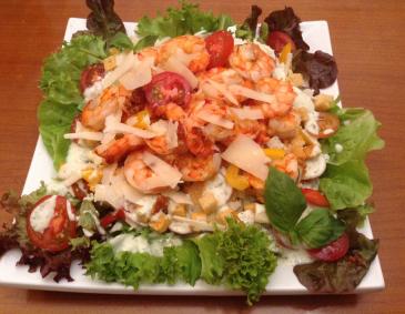 Salat mit Riesengarnelen und Joghurt Dressing Salat mit Riesengarnelen und Joghurt Dressing