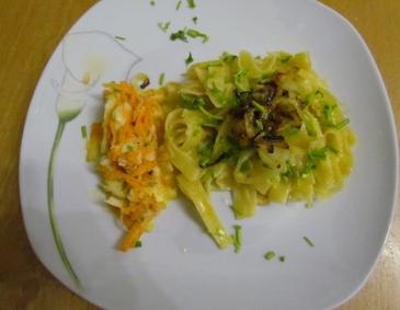 Schliachtanudeln mit Salat Schliachtanudeln mit Salat