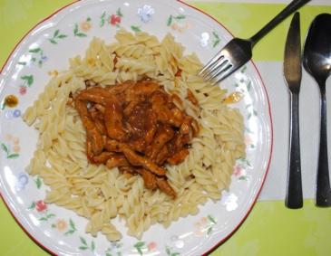 Schweinsgeschnetzelte in Weinsauce mit Spiralnudeln Schweinsgeschnetzelte in Weinsauce mit Spiralnudeln