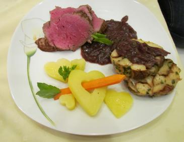 Tiroler Rinderfilet mit Kartoffelherzen und Serviettenknödel Tiroler Rinderfilet mit Kartoffelherzen und Serviettenknödel