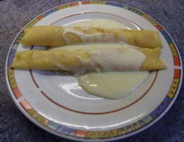 Topfenpalatschinken mit Vanillesauce Topfenpalatschinken mit Vanillesauce