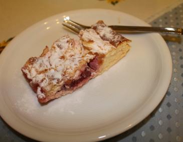 Topfenstrudel mit Erdbeeren Topfenstrudel mit Erdbeeren