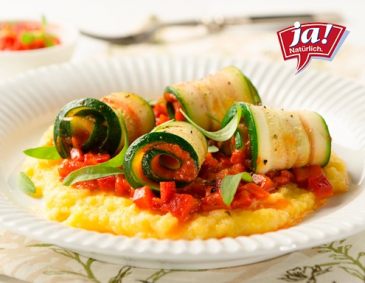 Zucchiniröllchen mit Paprika und Paradeissauce Zucchiniröllchen mit Paprika und Paradeissauce