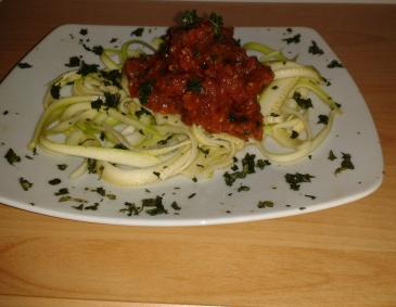 Zucchini-Spaghetti mit Tomatensauce Zucchini-Spaghetti mit Tomatensauce