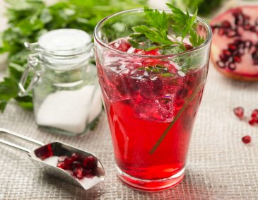 Granatapfel-Petersilie-Limonade