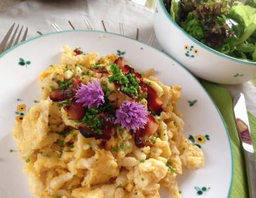 Rahm-Eiernockerl mit Speckchips Rahm-Eiernockerl mit Speckchips