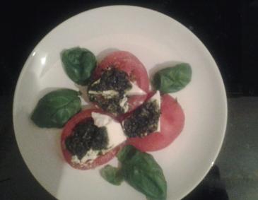 Tomaten mit Käse und Pesto Tomaten mit Käse und Pesto
