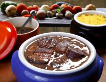 Fejioada (Brasilianischer Bohneneintopf mit Fleisch) Fejioada (Brasilianischer Bohneneintopf mit Fleisch)