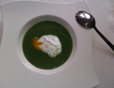 Spinatcremesuppe mit pochiertem Ei Spinatcremesuppe mit pochiertem Ei