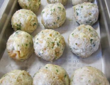 Bröselknöderl als Suppeneinlage Bröselknöderl als Suppeneinlage
