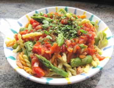 Nudeln mit Spargel und Tomaten Nudeln mit Spargel und Tomaten